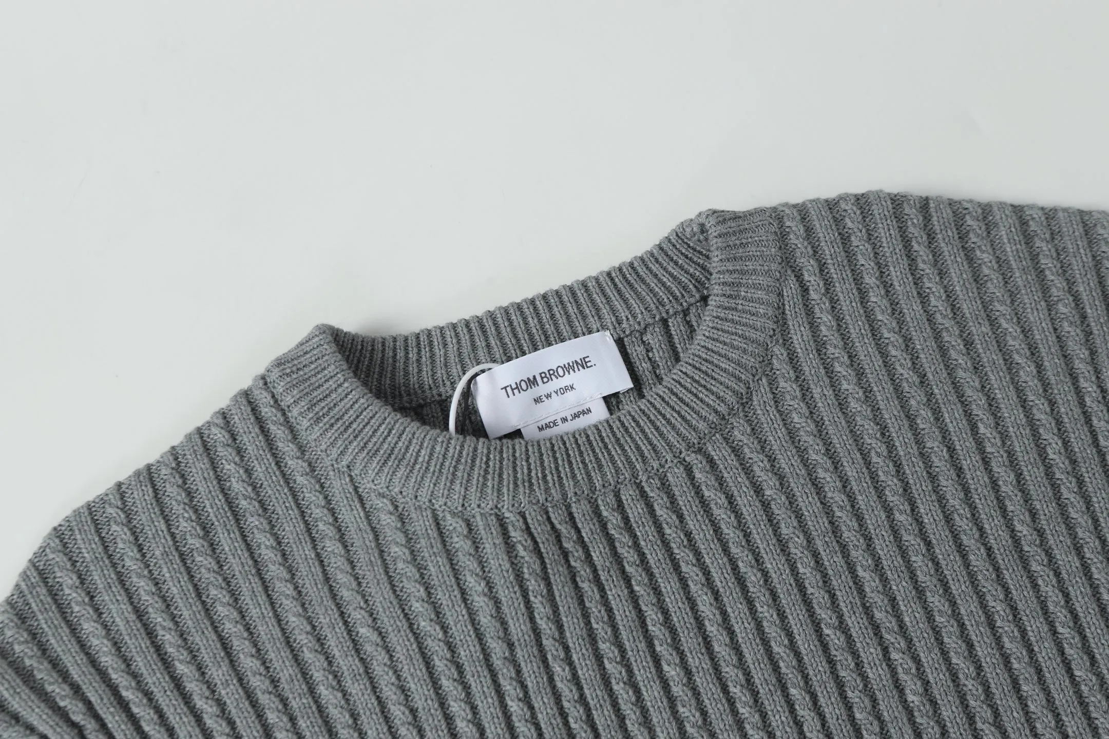TB · Thom Browne Classic ， 、 Classic。 Same Style ： White/Gray Size：S M L
